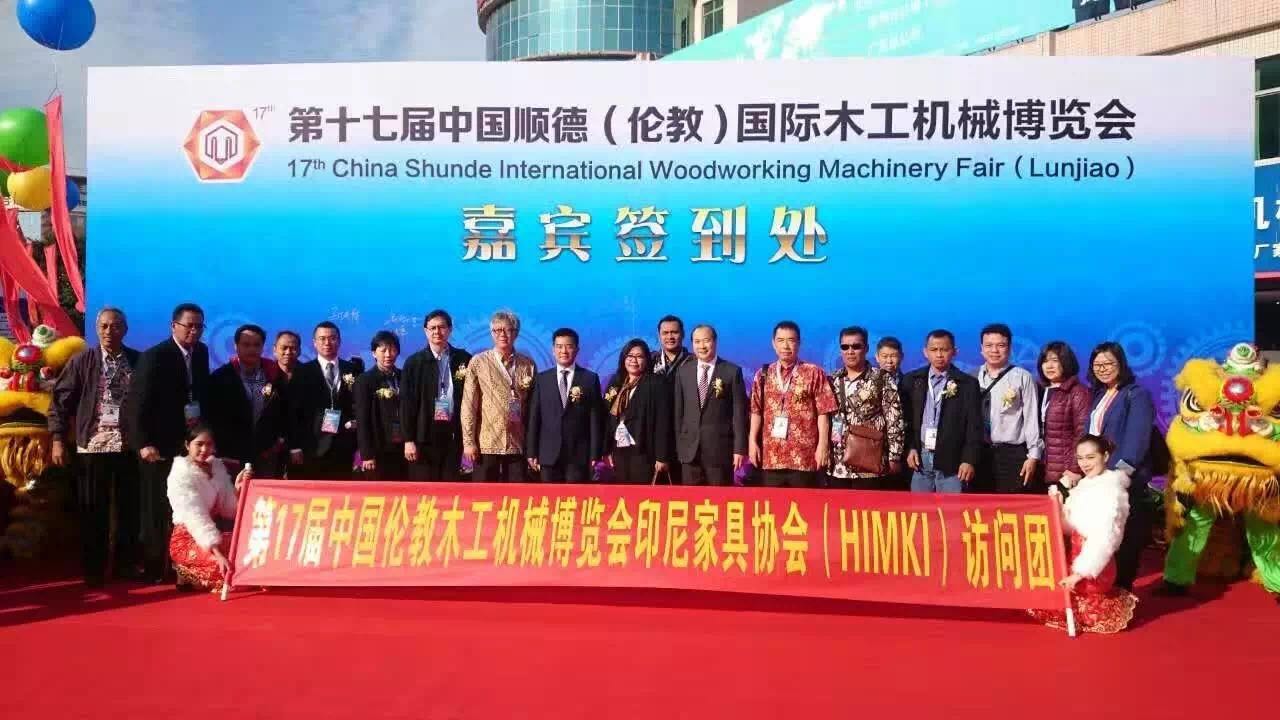 Gewinn wood machine exhibition