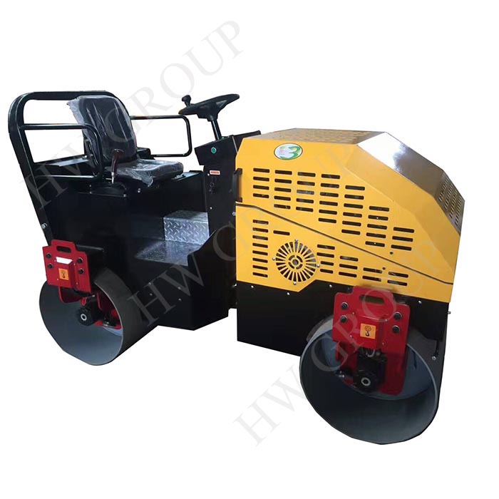 Self-propelled vibratory road compactor roller