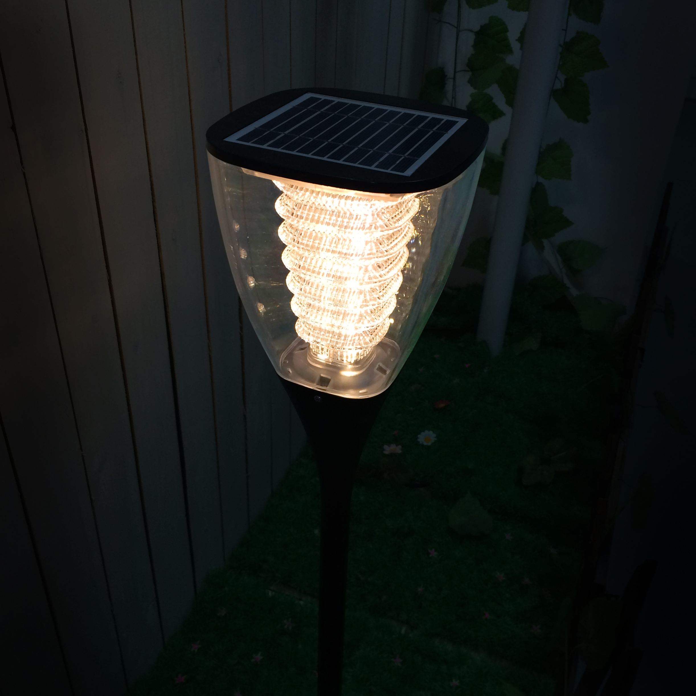 Garden led light outdoor solar light post with battery