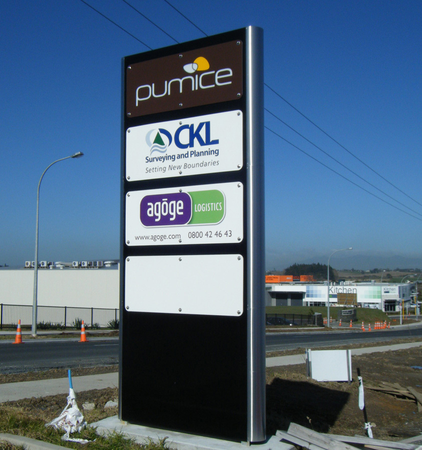 Parking instruction directional pylon sign