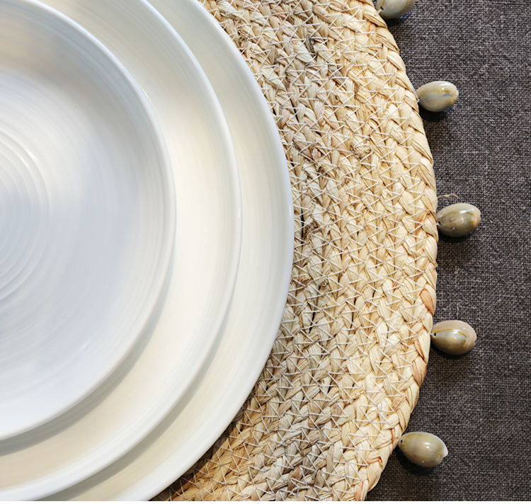 Tabletex corn husk natural color straw placemat new design dinner set round shell edge handmade placemat wholesale table mat