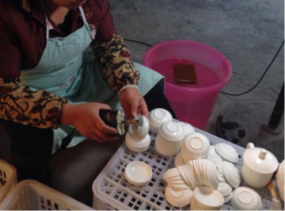 Two Eight-News | Production Of Bone China Tableware-6