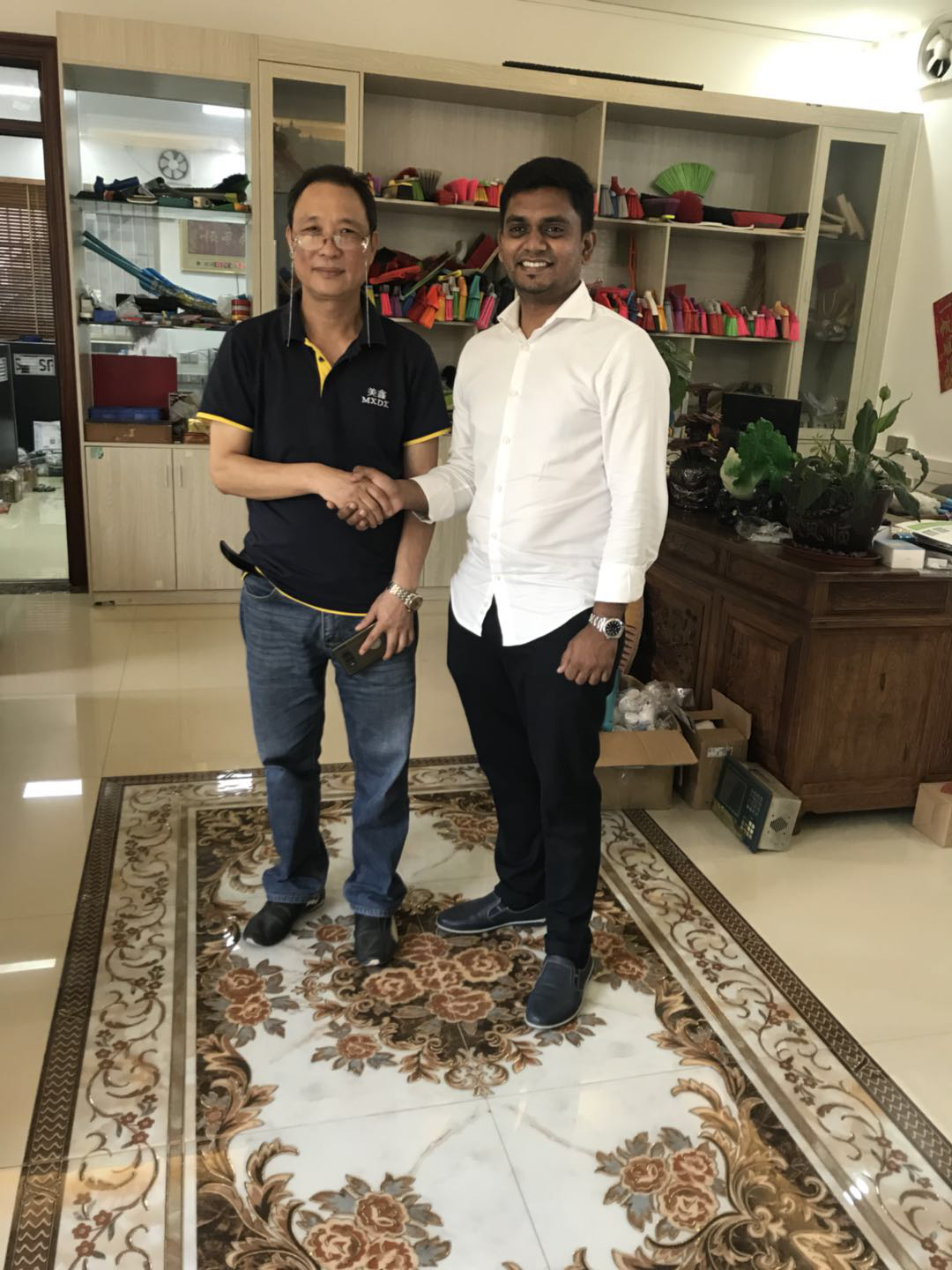 MEIXIN-Indian guest was interested in Meixins No Dust Broom Machine News About Brush Making Machiner