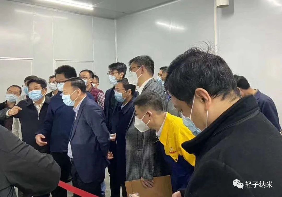 Dr. Zhu Ziming, General Manager of the company, introduced the production line and membrane products of nano-fiber masks Dr. Zhu Ziming, General Manager of the company, introduced the production line and membrane products of nano-fiber masks