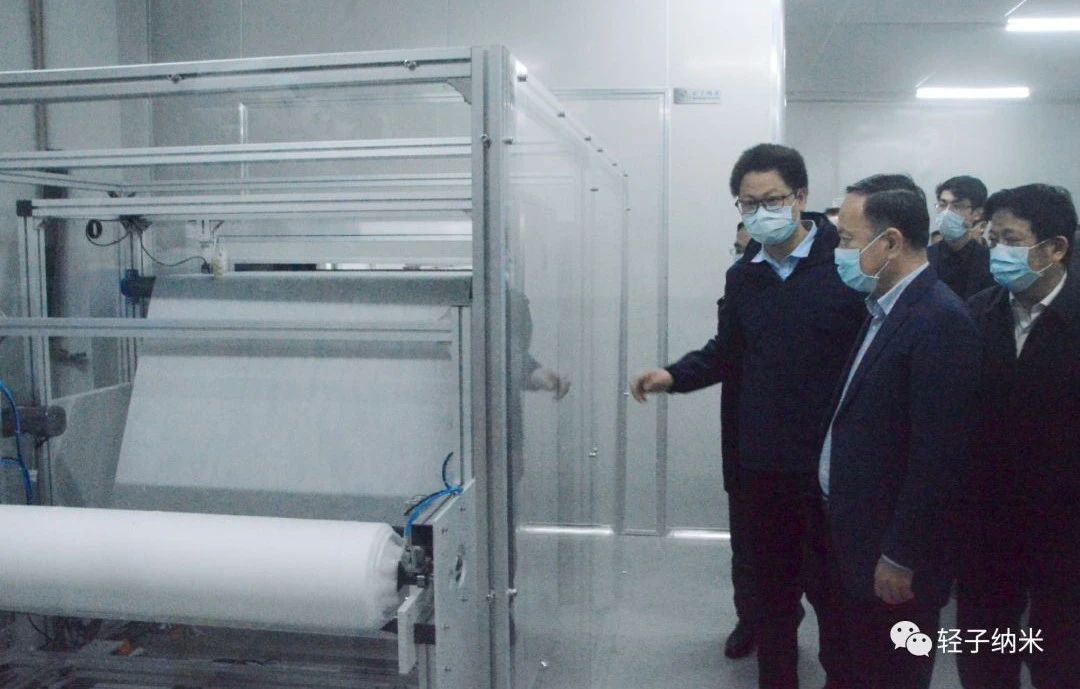 Dr. Zhu Ziming, General Manager of the company, introduced the production line and membrane products of nano-fiber masks Dr. Zhu Ziming, General Manager of the company, introduced the production line and membrane products of nano-fiber masks