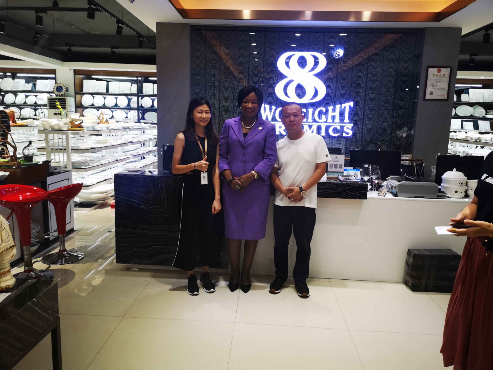 Two Eight-Warmly welcome The wife of president of Malawi comes our Two Eight Ceramics for visiting |