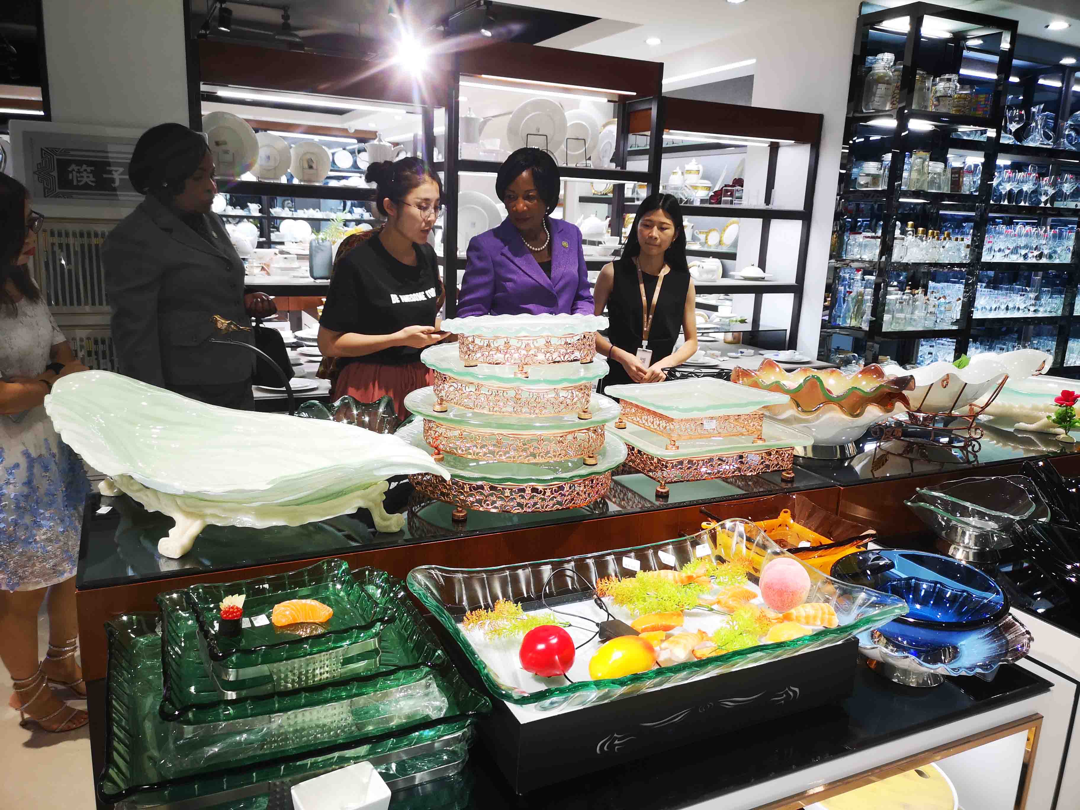 Two Eight-Warmly welcome The wife of president of Malawi comes our Two Eight Ceramics for visiting |-2