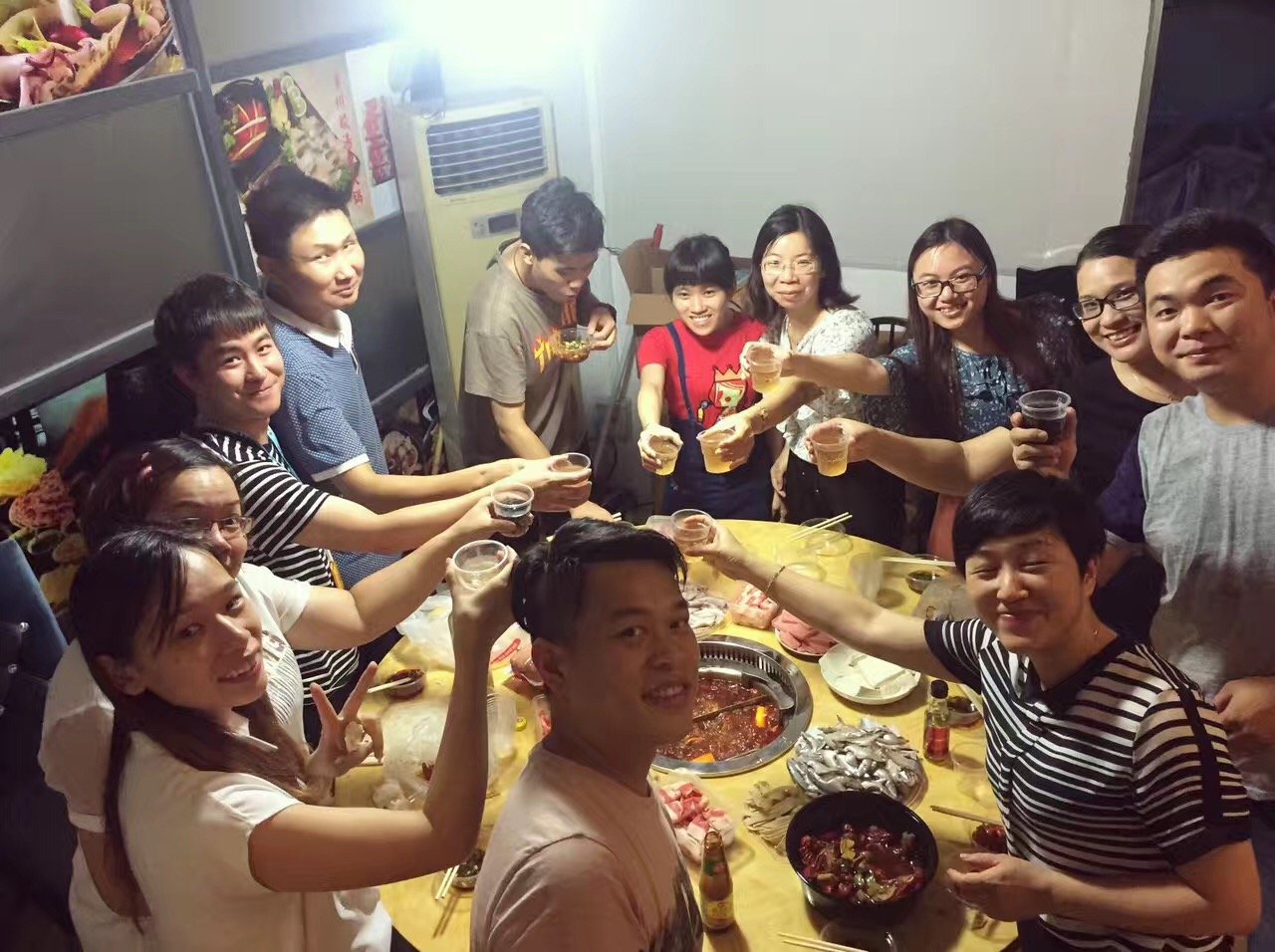 news-WINPAI-Winpai business department staff in the exhibition hall test company products - lifting